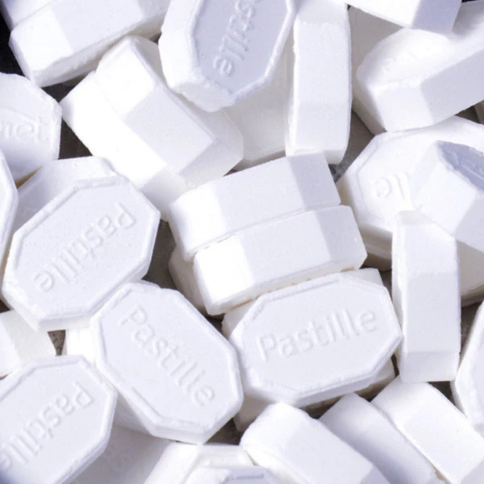 Bonbon USA France - Wholesale Hard Candy - Saint Ange Mini Bassin de Vichy - French Gourmet Candy Tin1