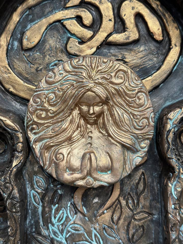 🌙 Talismán de la Diosa de la Devoción para venta al por mayor de Carys Martin Ceramics