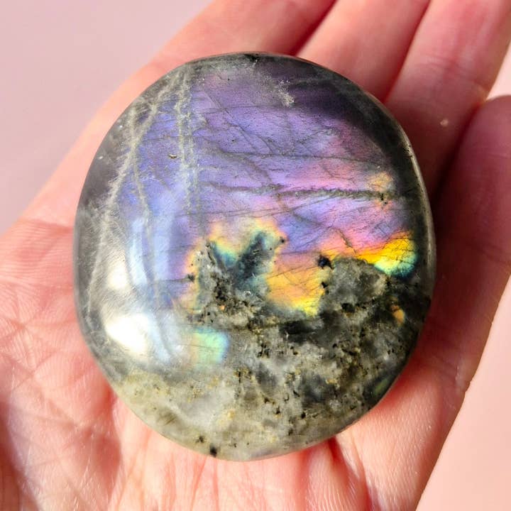 Pietra Palmare Labradorite Viola Super Sgargiante Pietra da Mano Pietra dei Pensieri Pietra delle Preoccupazioni per la vendita all'ingrosso da parte di Moonlight Gemstones