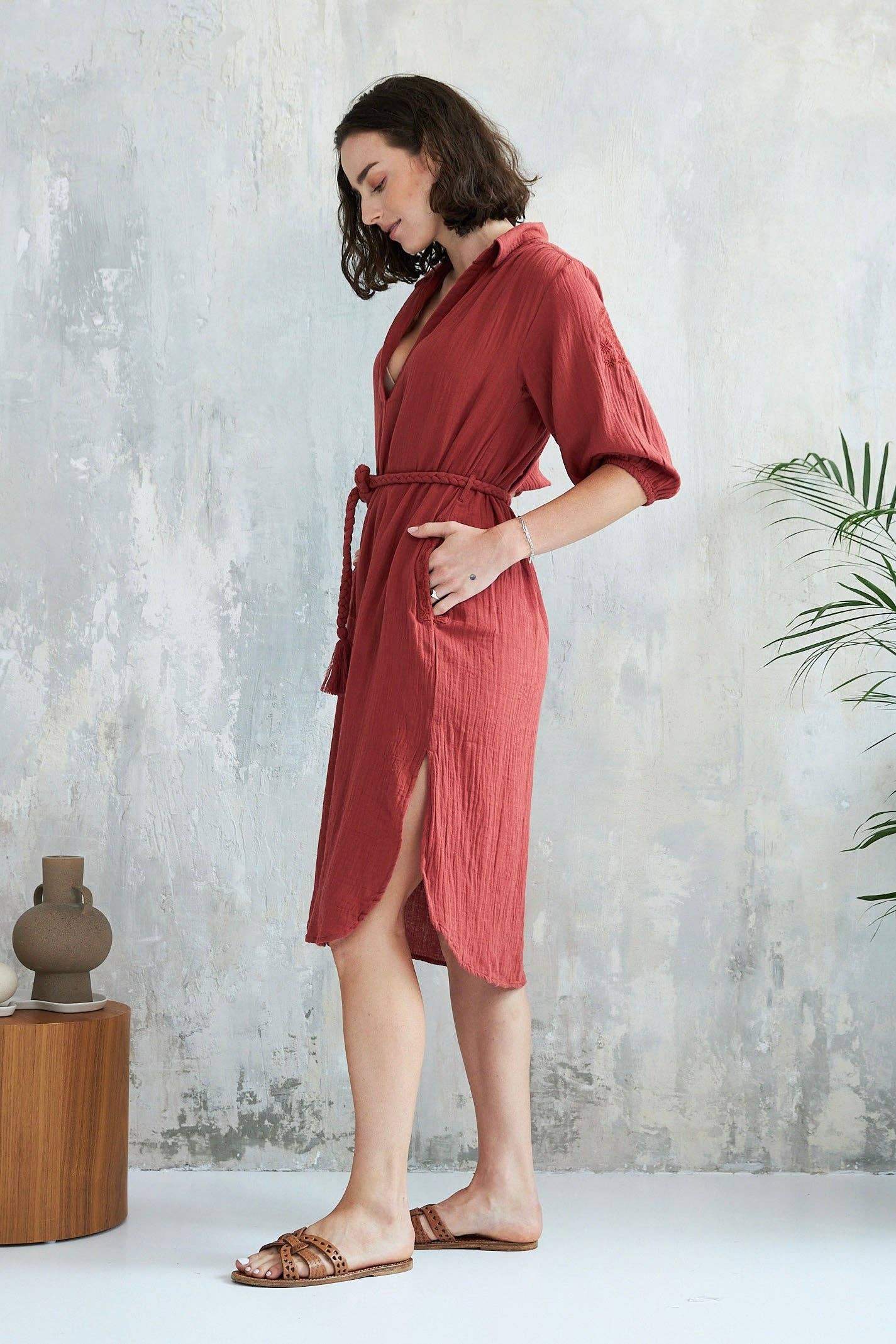 murstenbrun Sheri kjole i bomuldsgaze med broderi og flettet bælte for engroshandel på Faire1