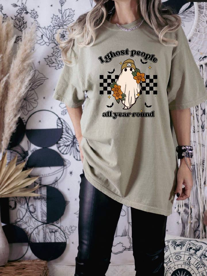 Ik spook mensen het hele jaar door, t-shirt, Halloween-shirt voor wholesale door Downtown Threads