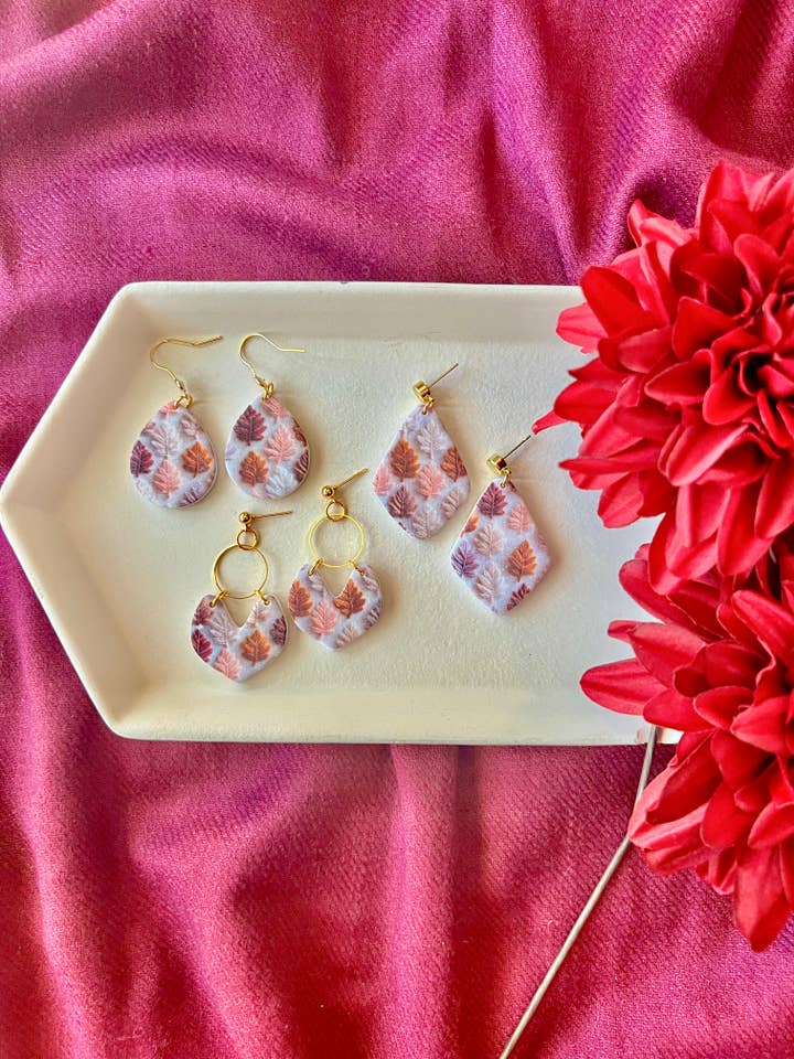 Lövlera örhängen, höstlöv örhängen, höstlera örhängen för wholesale av SeizeTheClayJewelry