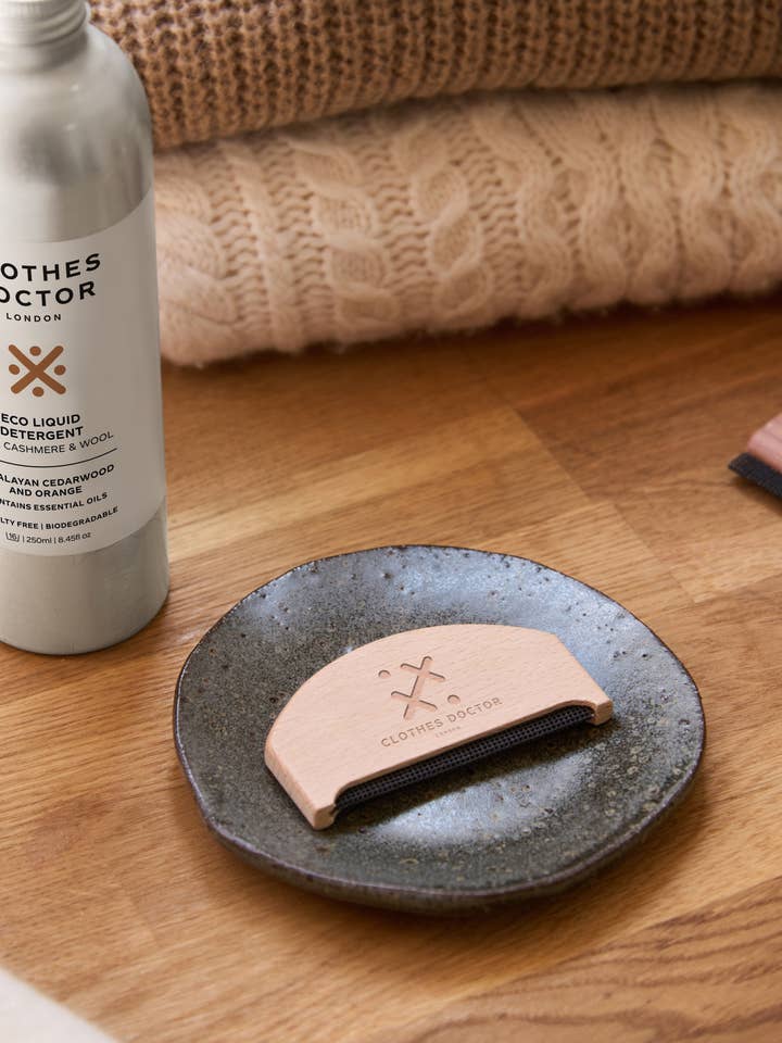 Peigne en cachemire en hêtre pour la vente par Clothes Doctor