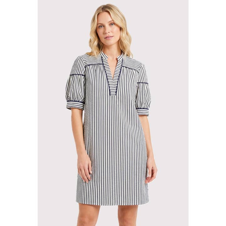 ROBE DROITE À RAYURES ÉPINGLÉES AVEC BORDURE FESTONNÉE pour la vente par STACCATO