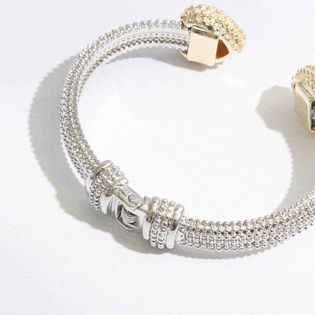 9319 Brazalete texturizado con circonita cúbica bicolor con borde de corazón de venta al por mayor en Faire3