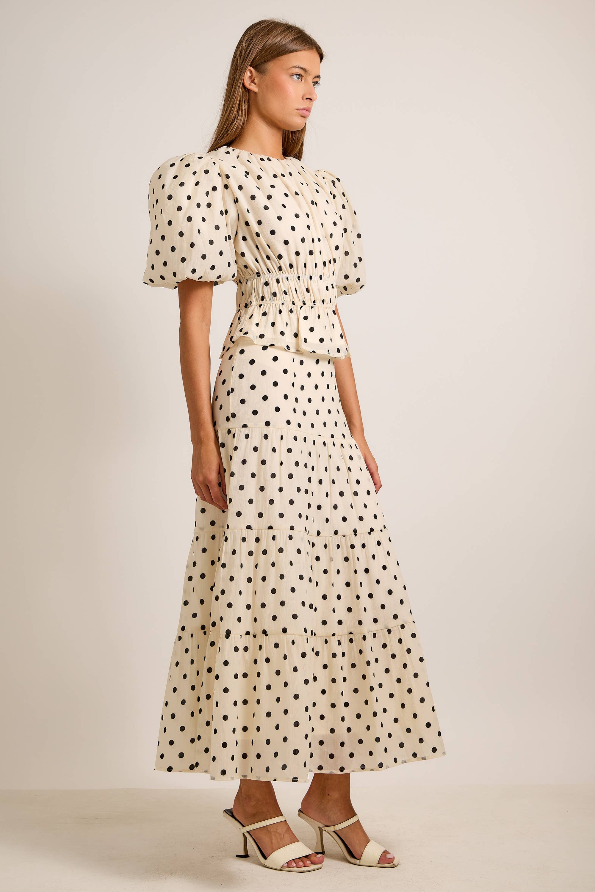 ELFENBEINFARBEN/ Bluse mit Rundhalsausschnitt und Blasenärmeln für den Großhandel auf Faire7