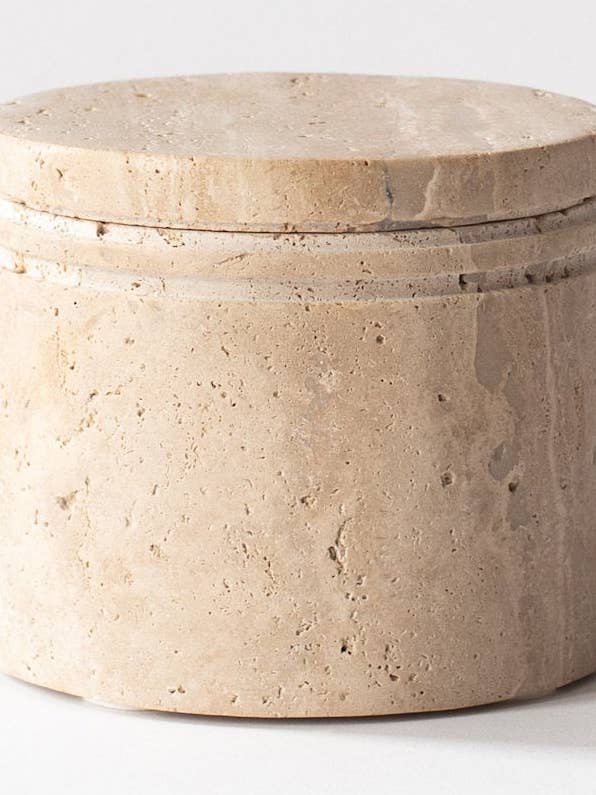 Pot en travertin avec couvercle pour la vente par Tell Me More