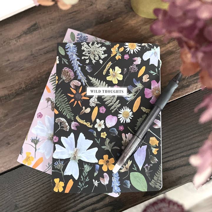 Carnets Wild Thoughts, fleurs pressées pour la vente par Seek & Bloom Creative Co.