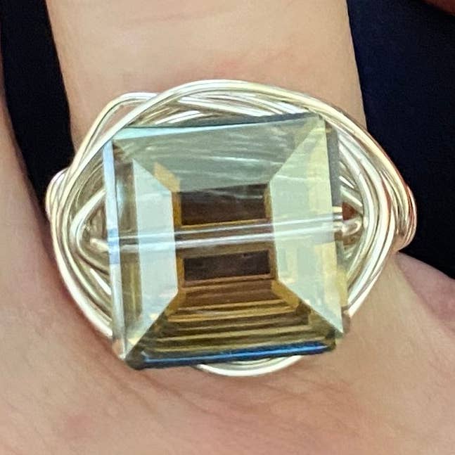 Anello in argento con cristalli quadrati verde oliva
Cocktail per la vendita all'ingrosso da parte di Marble Designs Jewelry