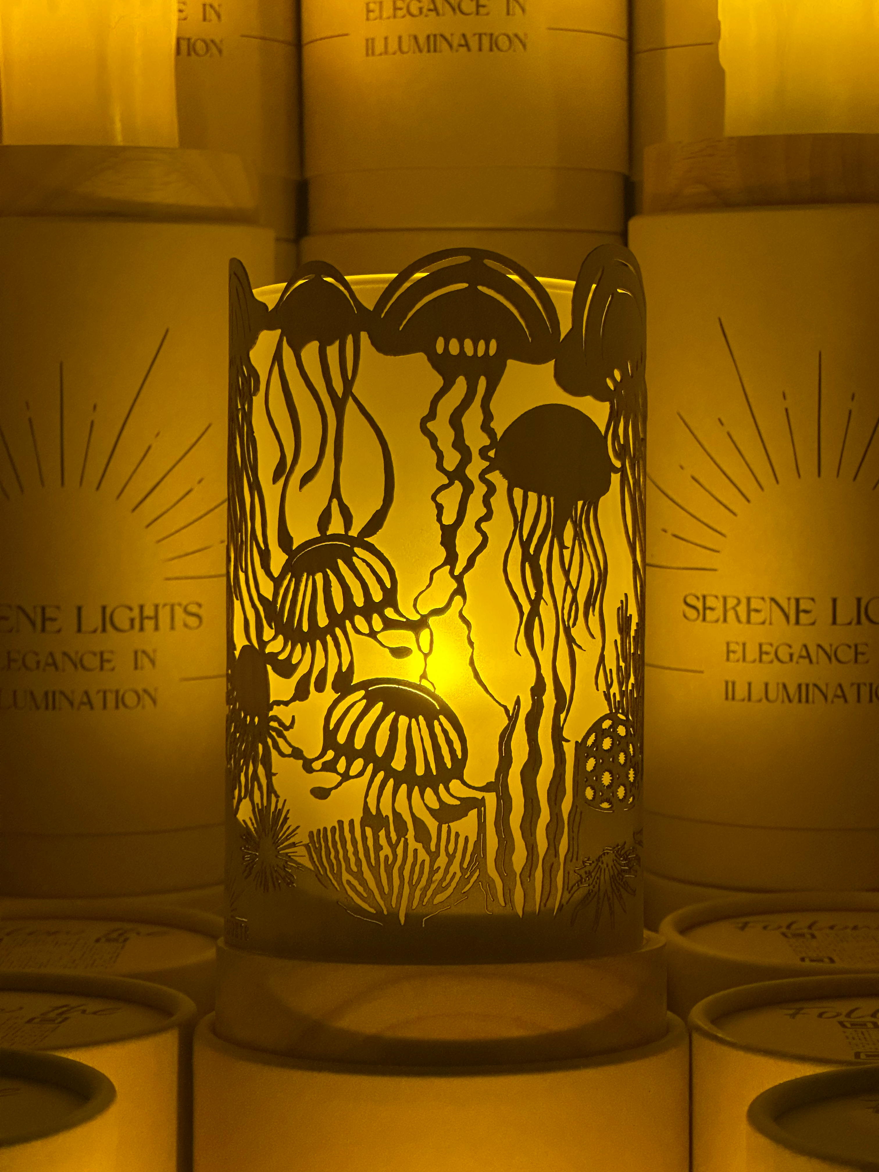 Serene Lights - Venta al por mayor Artículo decorativo de mesa - JellyFish, portavelas decorativo con grabado láser, chapa de madera hecha a mano, vela LED recargable3