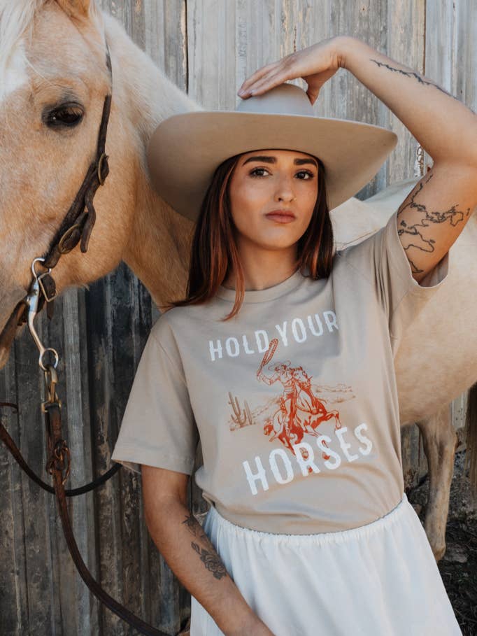 Håll dina hästar Tee för wholesale av Crowned Free