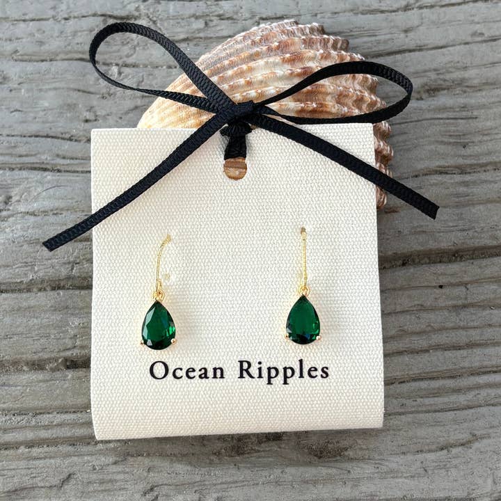 Boucles d'oreilles pendantes en verre vert facetté plaqué or 14 carats pour la vente par Ocean Ripples