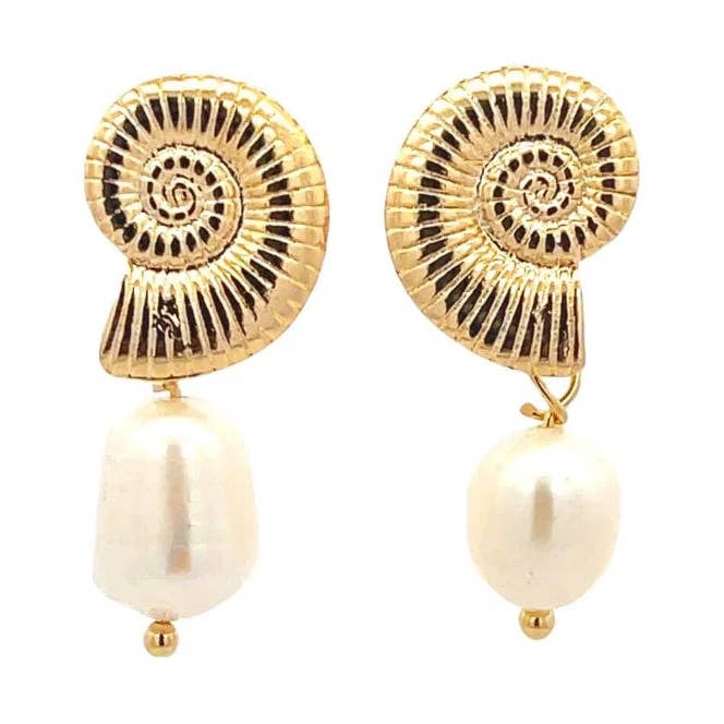 Små muslingeskal øreringe med ferskvandsperler Elegant hængende design for engroshandel hos Gigi & Jen