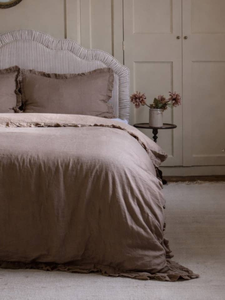 Conjunto de roupa de cama luxuoso em linho castanho‑café com folhos por atacado de Ellenvale Trade