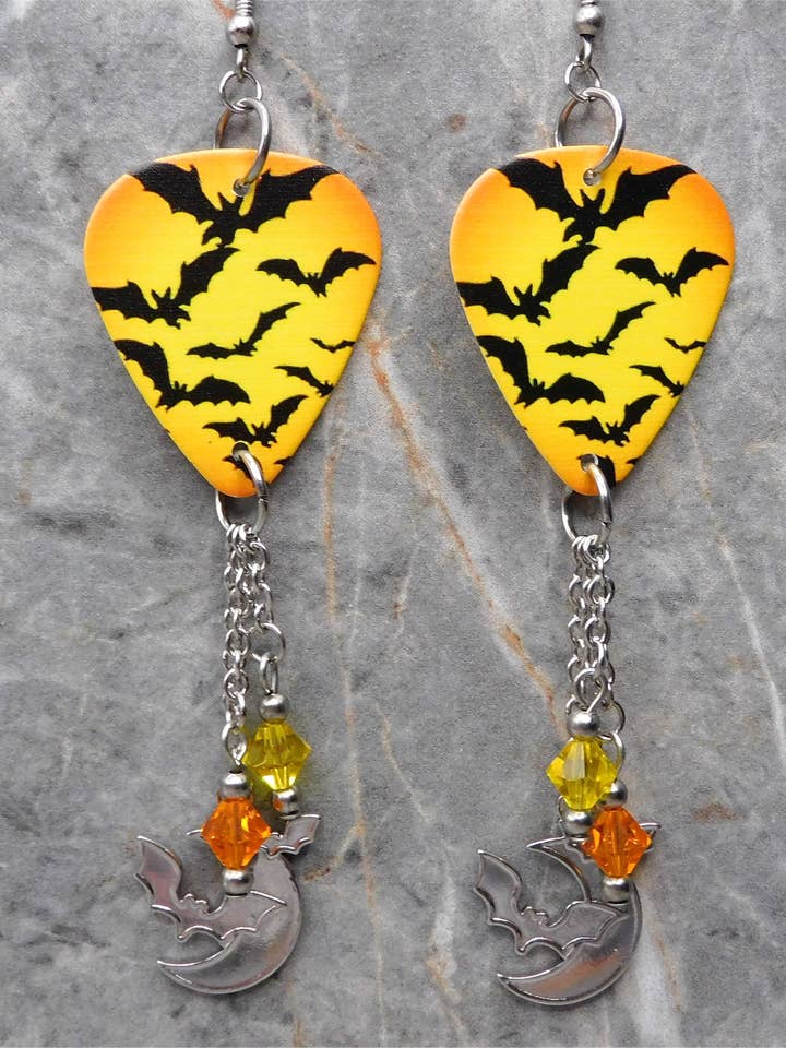 Øreringe med flagermus-guitarplekter med vedhæng og Swarovskier for engroshandel hos Simply Raevyn