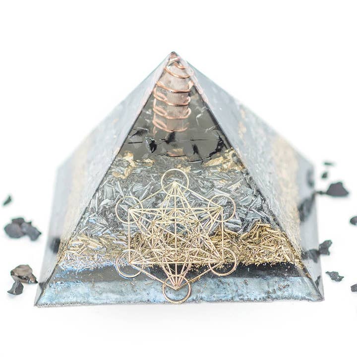 Grote Orgonite® piramide Metatron Orgonite®serie met Shungiet voor wholesale door Spirit Elevations