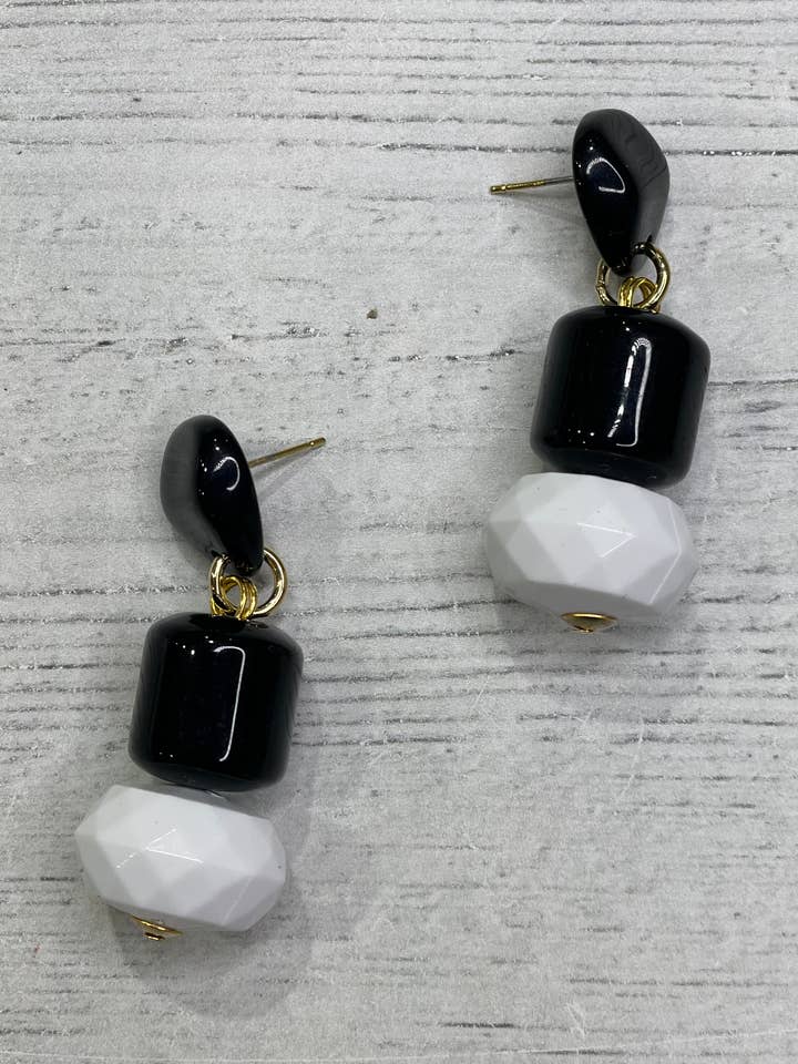 Alisha.D Tillverkade i Italien svartvita stiftörhängen för wholesale av LIOR / ALISHA D