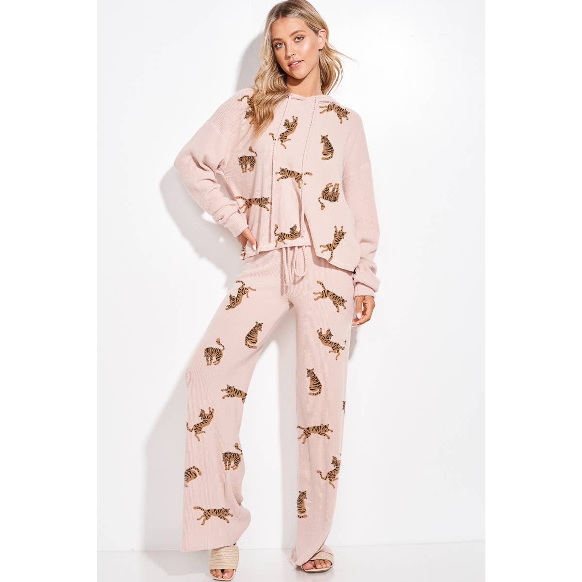 Phil Love – Großhandel Loungewear-Set – Damen – Phil Love Lounge-Set mit Kapuzenpullover und Allover-Tigerdruck1