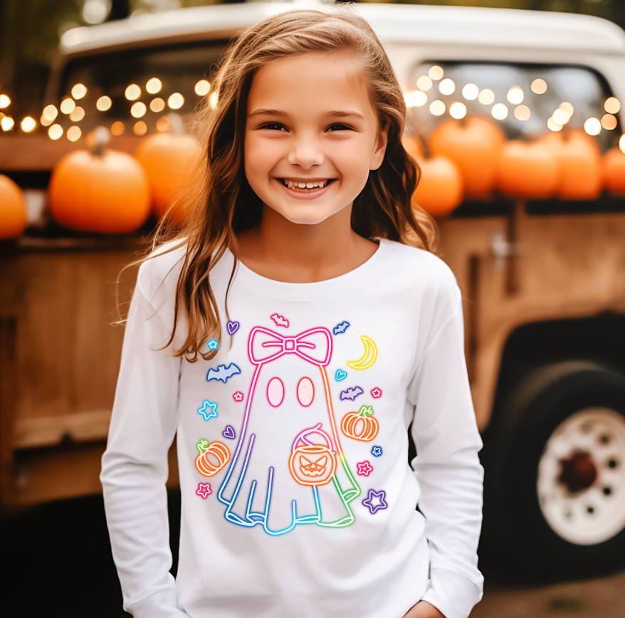 AvaryMaeInspirations – Großhandel T-Shirt mit Siebdruck – Kinder – Neon-Geistermädchen Halloween T-Shirt, Kürbisse1