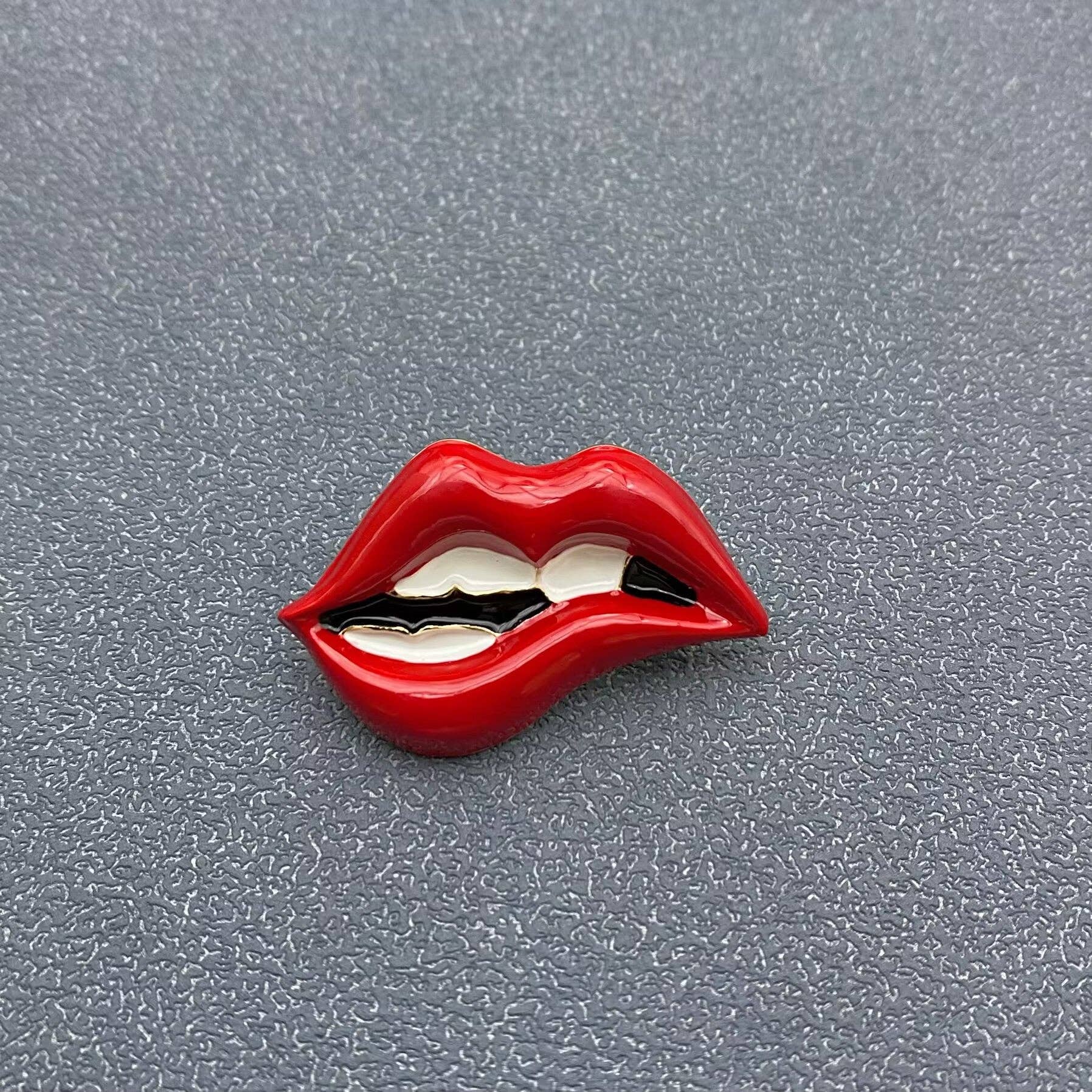 Mio Queena – Engroshandel Broche – Rød Læbe Mund Broche2