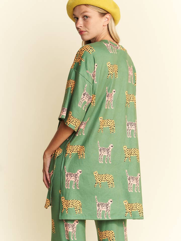 JADE BY JANE – Großhandel Loungewear-Set – Damen – Set aus Oberteil und Hose mit Gepardenmuster16