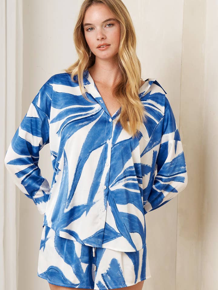 SATIN SKJORTE MED KNAPPER OG MATCHENDE SHORTS SÆT for engroshandel hos Hers & Mine