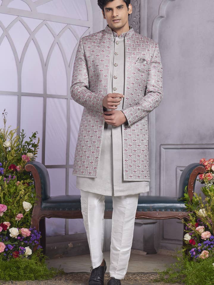 Sherwani Kurta Tradicional Indo Occidental de Seda de Arte Gris Claro con Chaqueta y Pantalón para Hombre para Boda - Trabajo de Bordado para venta al por mayor de HATKE BRIDE