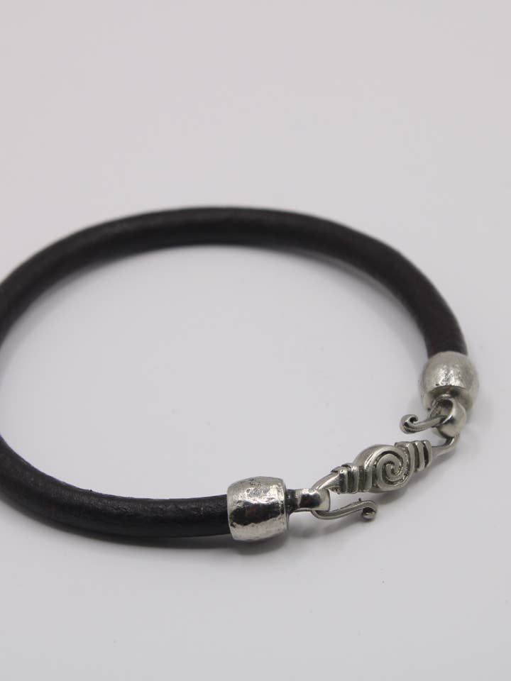 Bracelet en cuir noir pour la vente par Tika