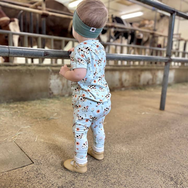 Barboteuse à manches courtes en bambou dans Moo & You pour la vente par Bumblito