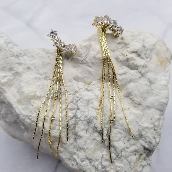 Goldfarbene Ohrringe mit Fransen und Kristallsternen für den Großhandel von The Pretty Jewellery