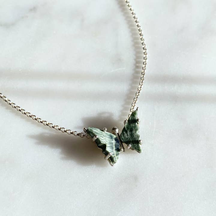 Collier papillon en séraphinite verte pour la vente par Kimiya Designs