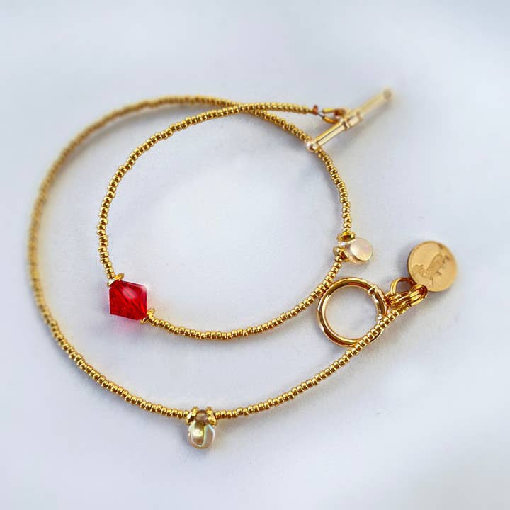 2021-A01-042 - Petite Marie - Bracciale a giro - Oro - Cristallo Siam rosso per la vendita all'ingrosso da parte di Petite Marie Jewelry