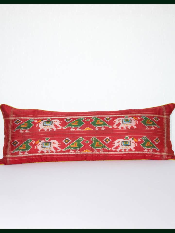 Housse de coussin Ruby Silk Ikat Lumber (copie) pour la vente par Rameti studios