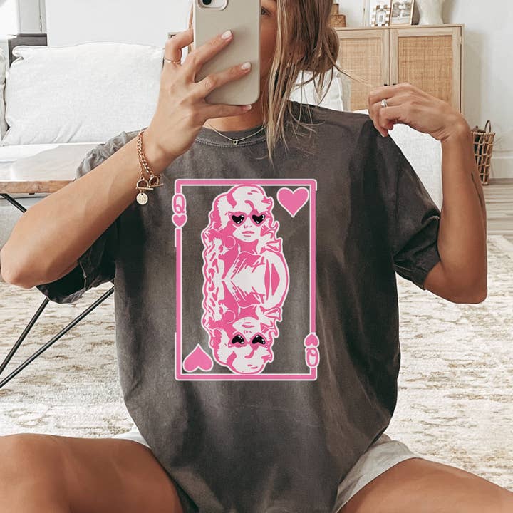 T-shirt graphique Reine de Cœur — Design de carte à jouer rose pour la vente par Clare Laughlin Designs