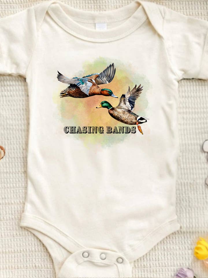 T-shirt graphique Chasing Bands/Combinaison pour la vente par Rock n' Rodeo