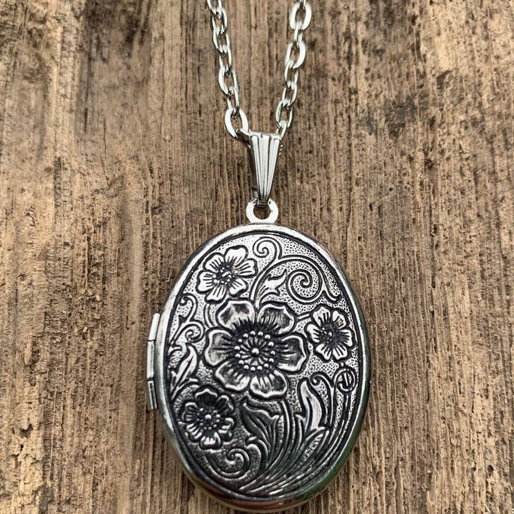 Urbanfarmergirls - Wholesale Locket Necklace - Vintage Style Antiqued Silver Locket Filled With Solid Perfu4