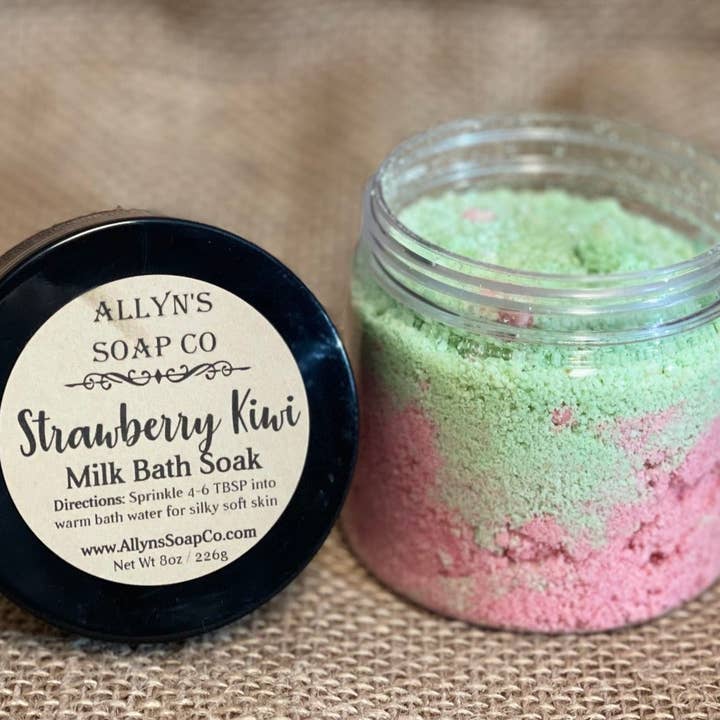Badbad met aardbeienmelk en kiwi-melk voor wholesale door Allyn’s Soap Co.