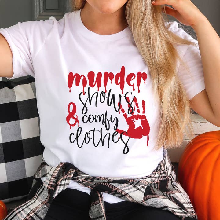 T-shirt Murder Shows and Comfy Clothes pour la vente par Light & Shine