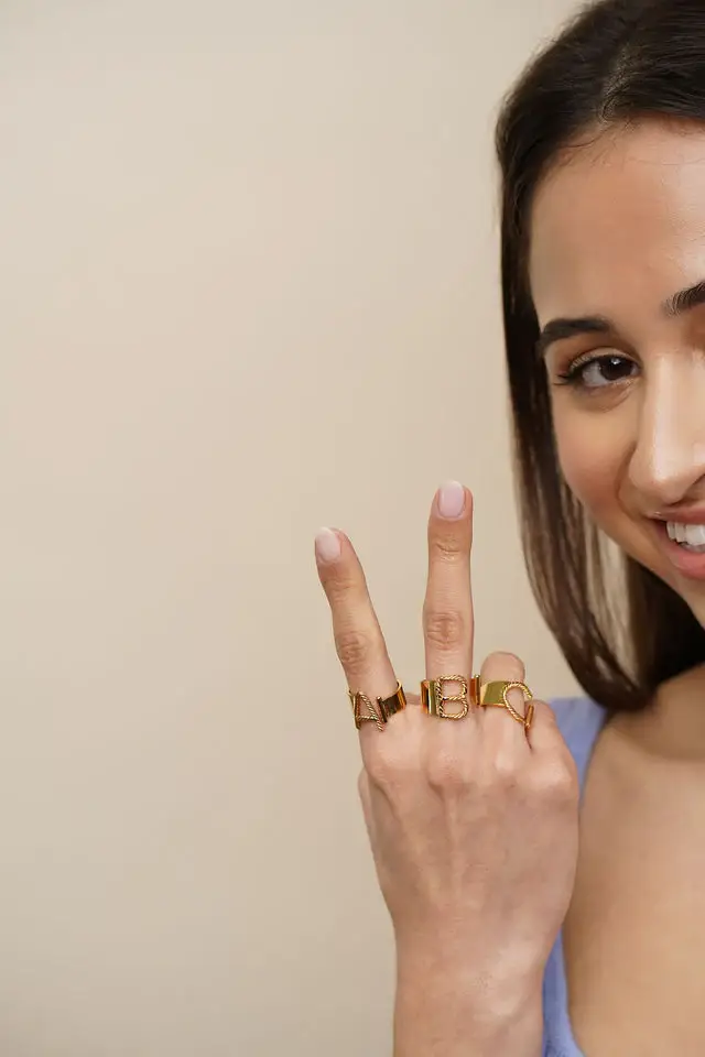 Brenda Grands Jewelry - Vendita all'ingrosso Anello midi/a fascia - Anello Iniziale Aspen in Oro 24K (Regolabile)16