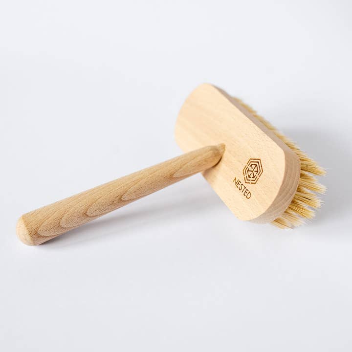 Une brosse pour laver une baignoire après un soin au spa pour la vente par Nested