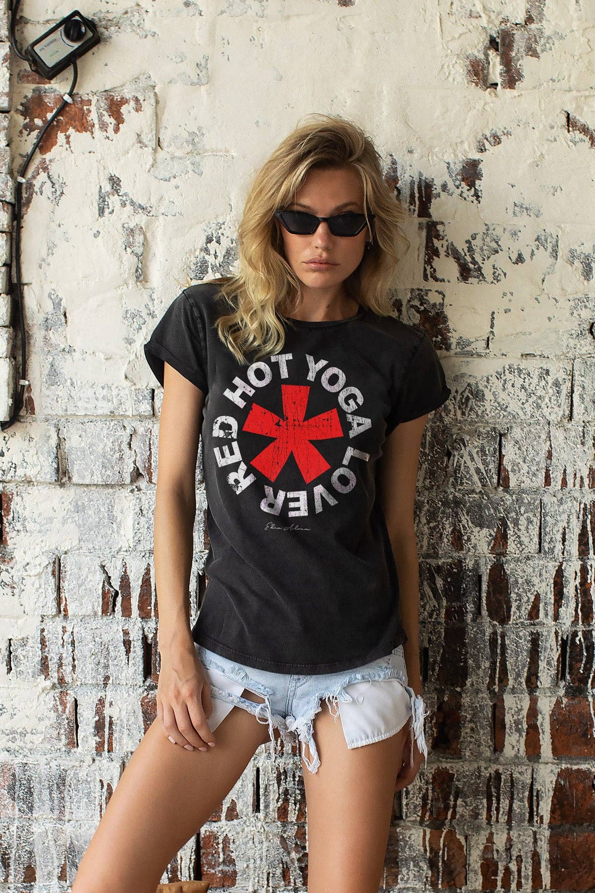 Eden Ashram – wholesale T-shirts med screentryck – Dam – Red Hot Yoga Lover Premium tröja med valsad ärm1