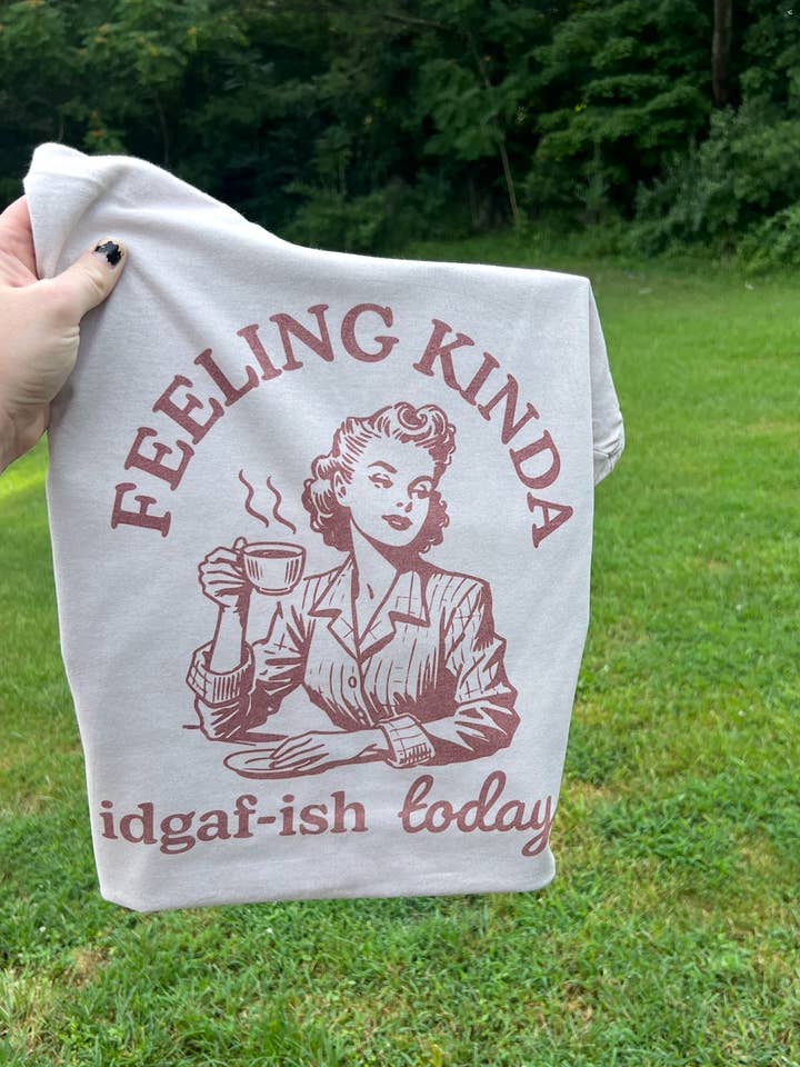 Camiseta Gráfica de Sentimiento Un Poco Me Da Igual para venta al por mayor de Southern Chic