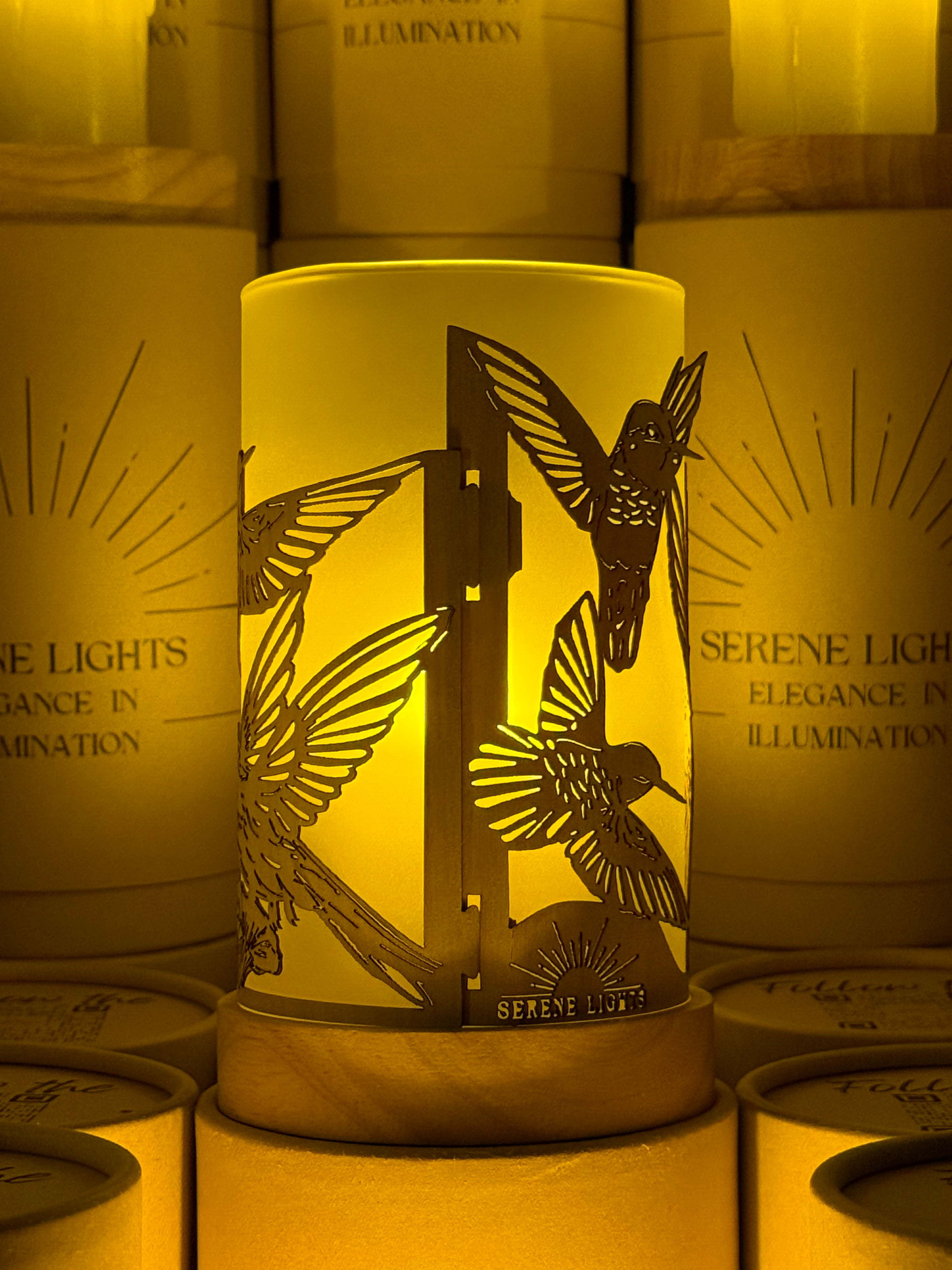 Serene Lights - Vente Décorations de table - Porte-bougie décoratif avec colibris en vol – Gravé au laser, placage de bois fait main, bougie LED rechargeable3
