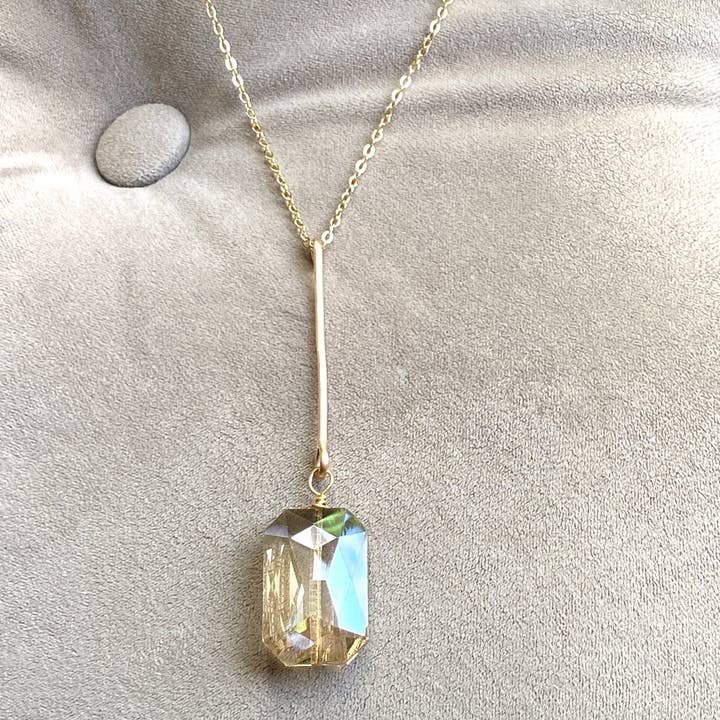 Collana con pendente in cristallo grande a forma di barra d'oro con catena martellata a goccia per la vendita all'ingrosso da parte di Marble Designs Jewelry