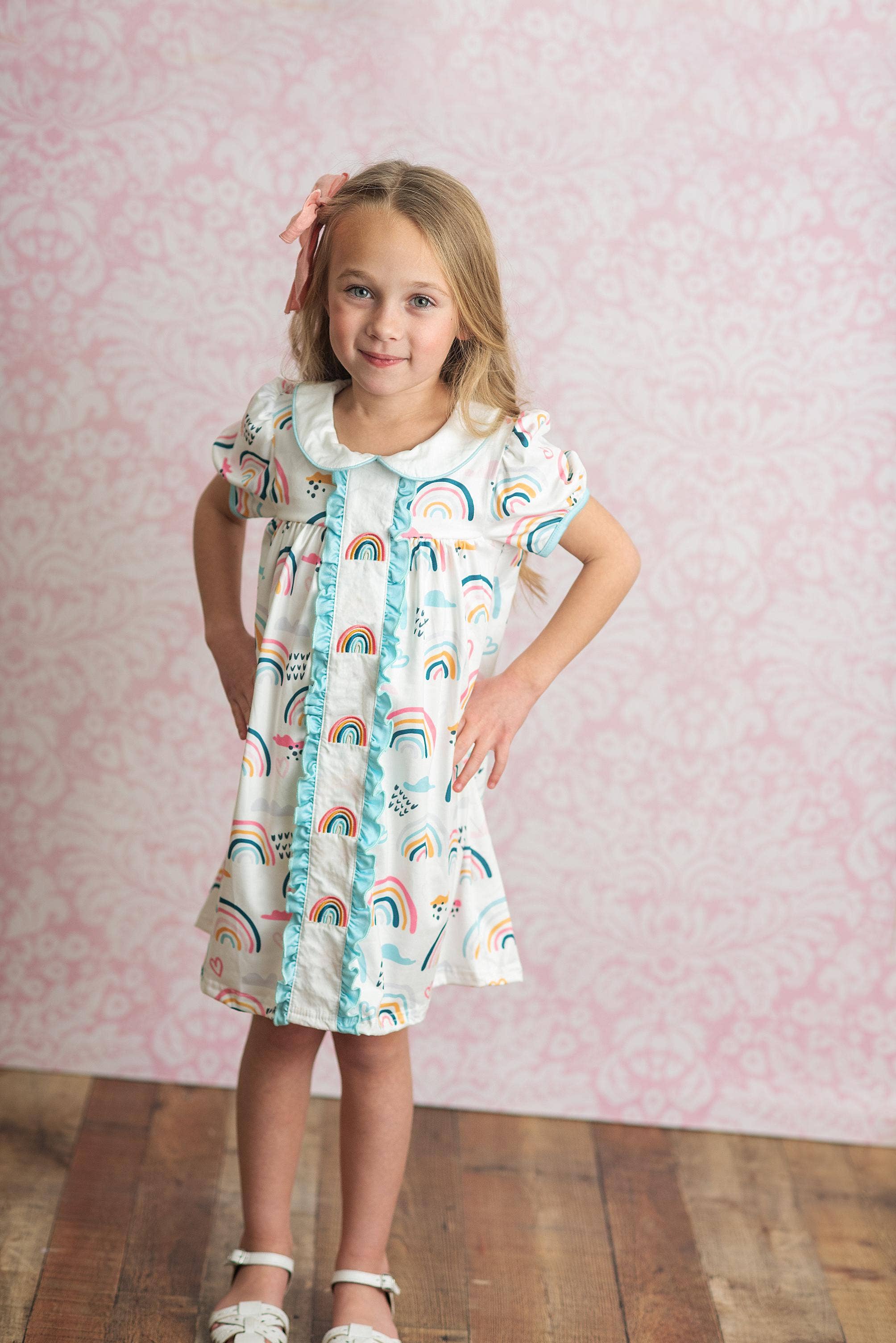 Wren & James - Vente Robe – enfant - Robe d'école brodée à col arc-en-ciel pastel pour enfants2