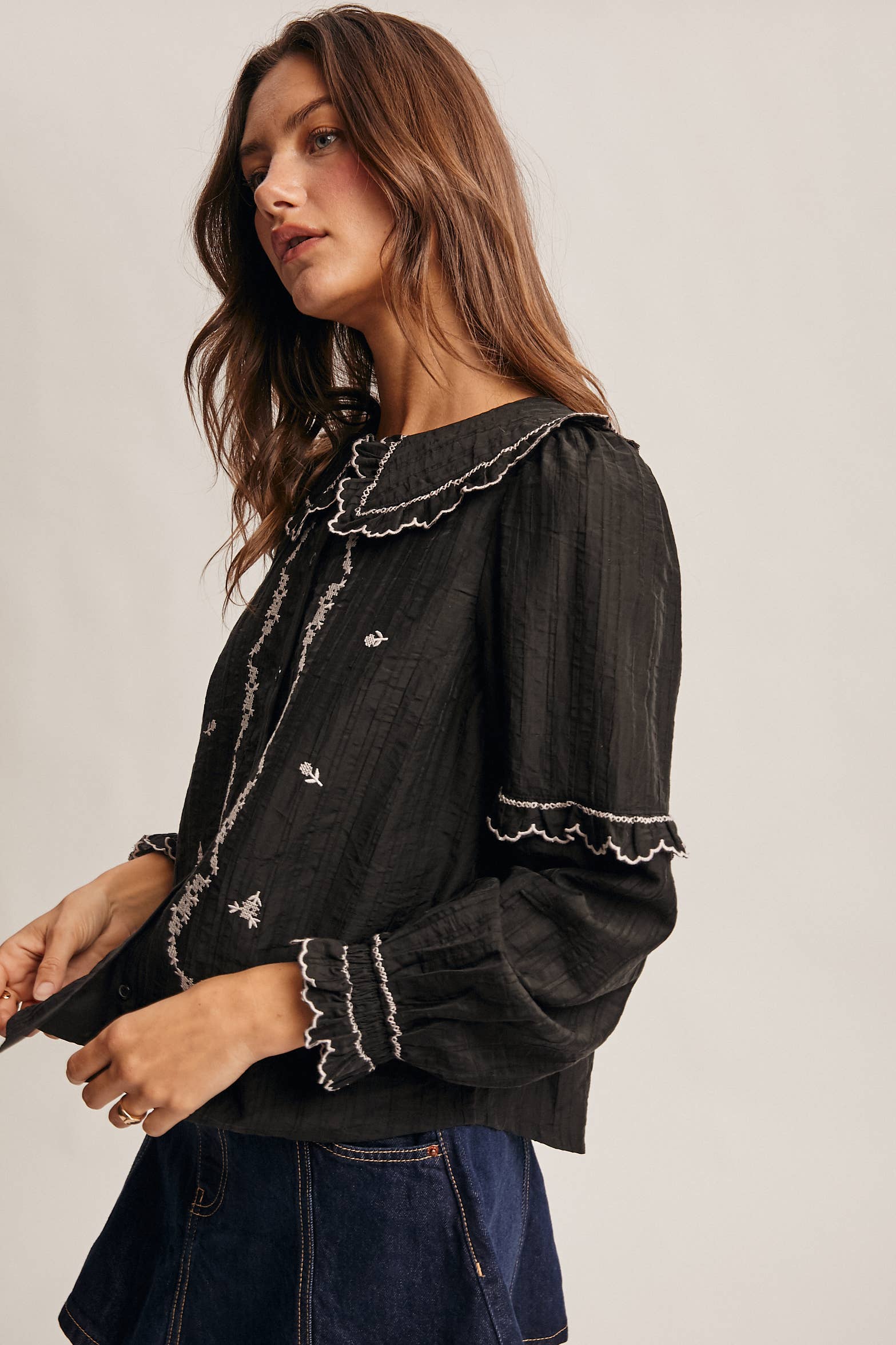 Forte – wholesale Blus - Dam – Broderad blus i bomull med volangkrage FT000335