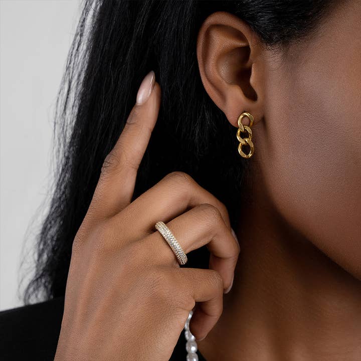 Adornia - Vendita all'ingrosso Anelli multipietra - Anello a fascia arrotondata Crystal Eternity in oro1