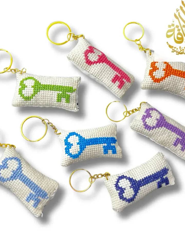 Accessoire porte-clés coussin en peluche Tatreez design varié pour la vente par Palestinian Elegance