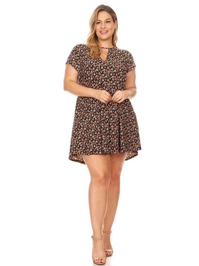 VIBE Apparel Co – wholesale Klänning - Dam – Plus mörk Ditsy blommig nyckelhål sväng klänning5