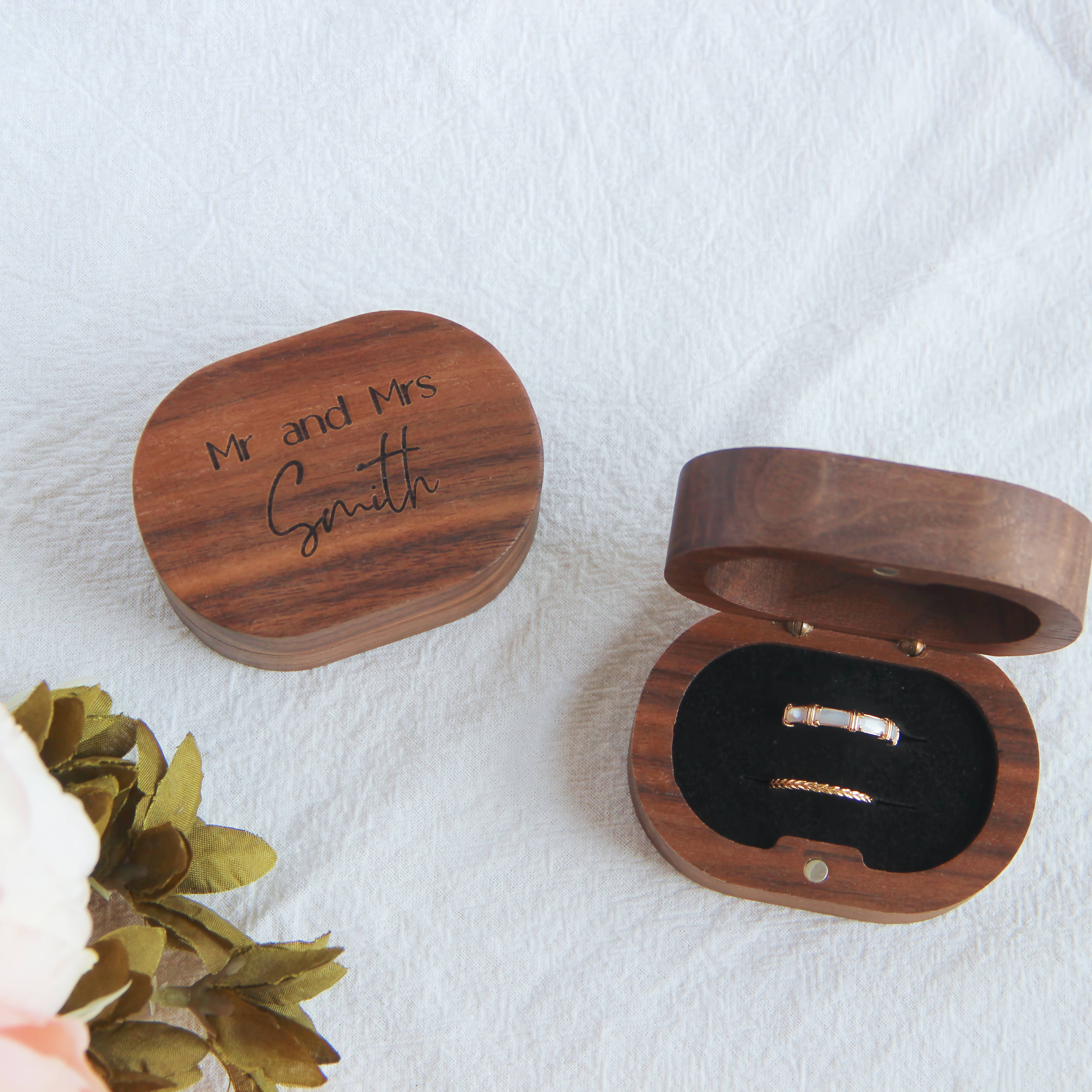 Logo Pouch – wholesale Smyckeskrin och organisatörer – Oval ringask i valnöt med minimalistisk design och plats för två ringar0